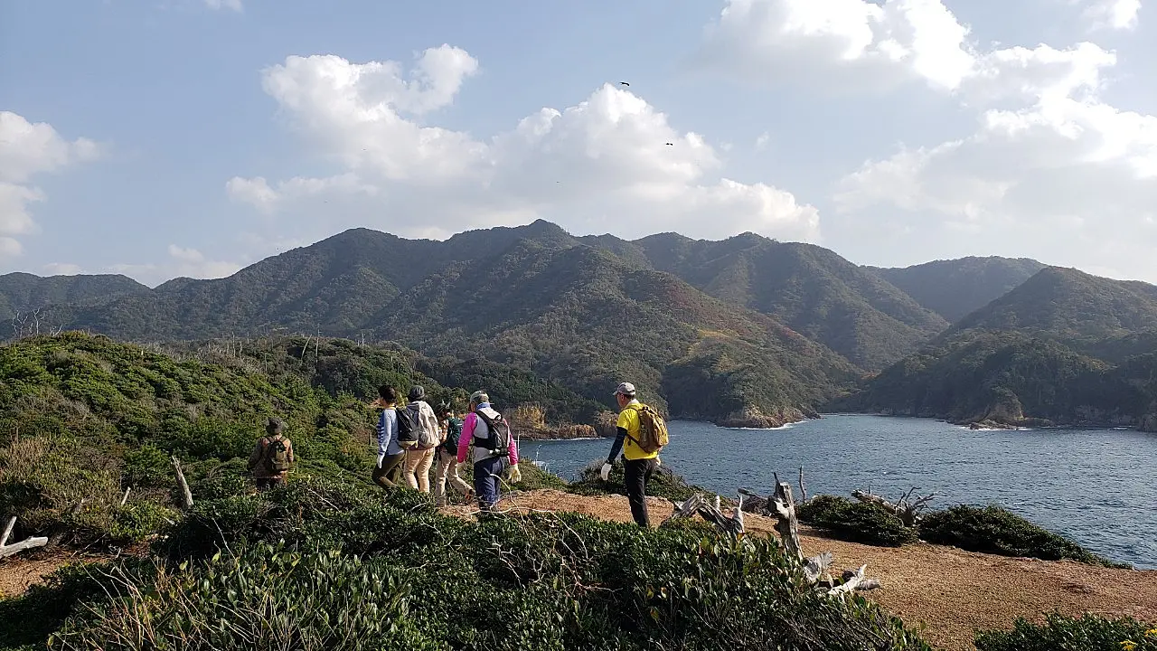日御碕でトレッキングを楽しむ人たち