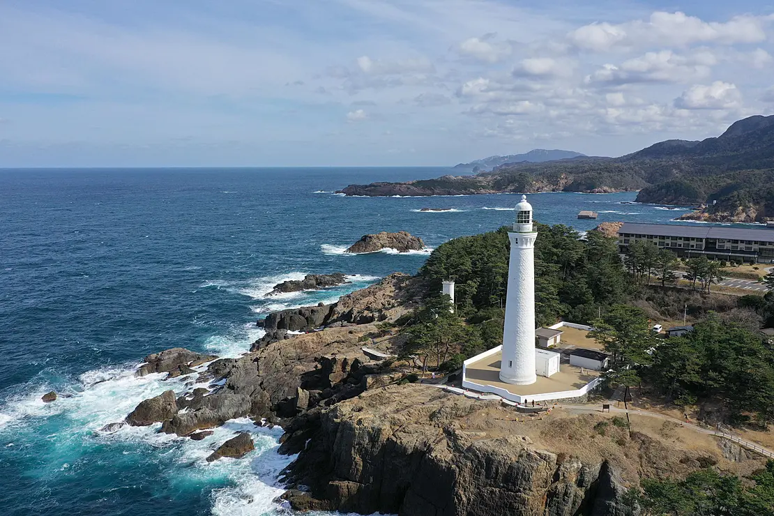 日本海と出雲日御碕灯台
