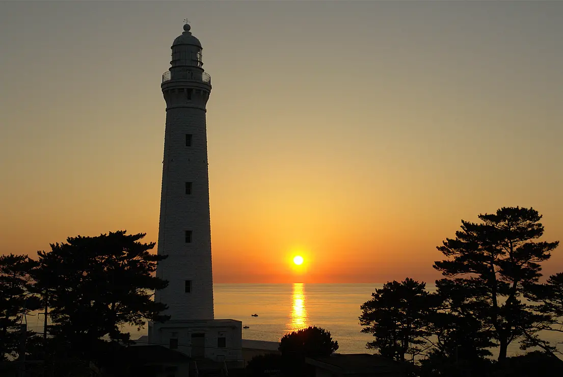 出雲日御碕灯台越しに海へ沈む夕日