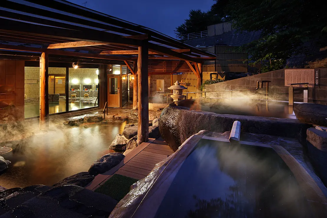 明かりに照らされた夜の露天風呂