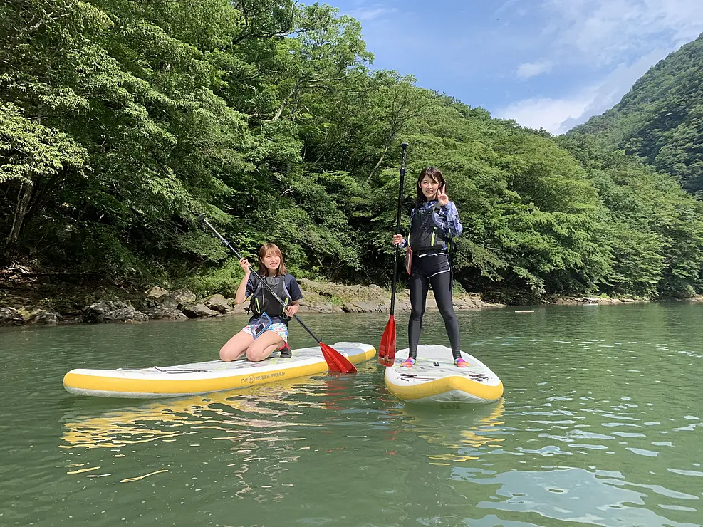 ダム湖でSUPを楽しむ様子