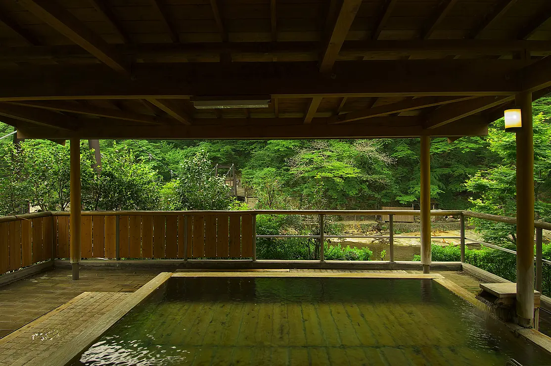 緑に囲まれた露天風呂