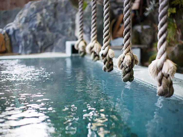 綱につかまり立ったまま入浴する「綱の湯」の湯舟