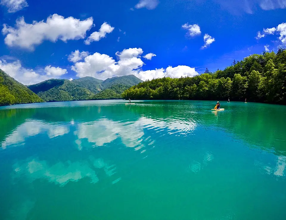 エメラルドグリーンの沼