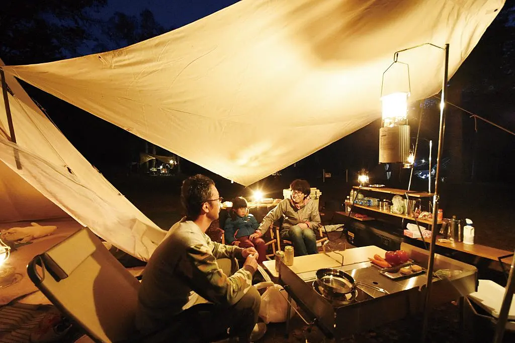 タープの下で団らんする家族