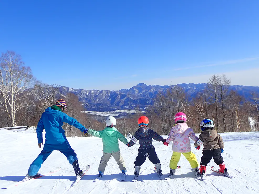 子どもたちがスキーを楽しむ