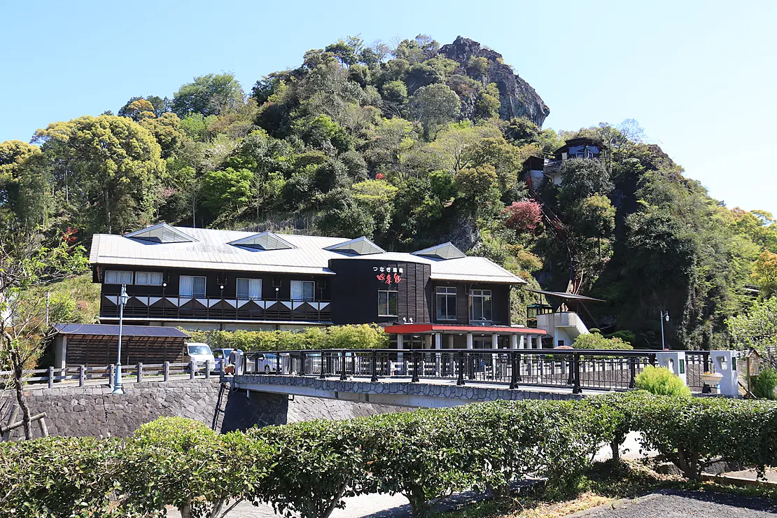 つなぎ温泉の木造建物全景