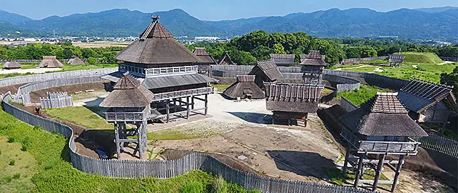 吉野ヶ里歴史公園は、佐賀県にある弥生時代の集落跡を保存・活用した国内最大規模の国営公園です。
