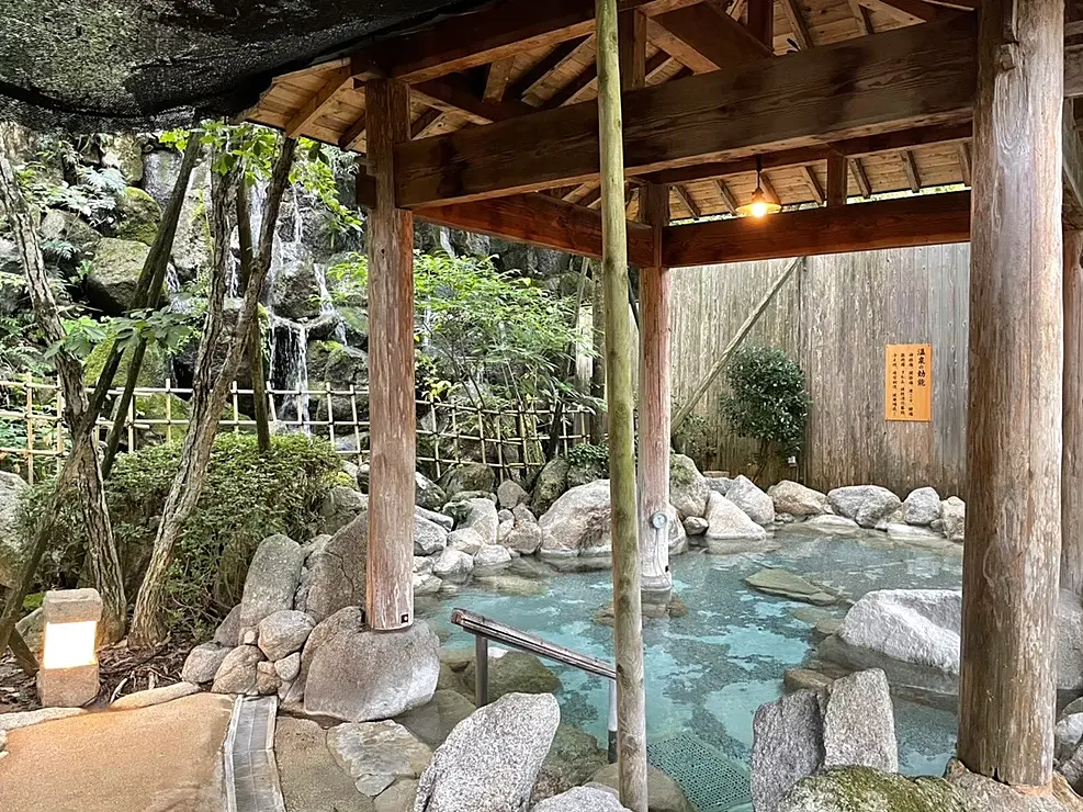 源泉野天風呂・那珂川清滝は、四季折々の景色を眺めながら、敷地から湧き出る天然温泉です。さまざまな種類の露天風呂があり、ゆったりとおくつろぎいただけます。