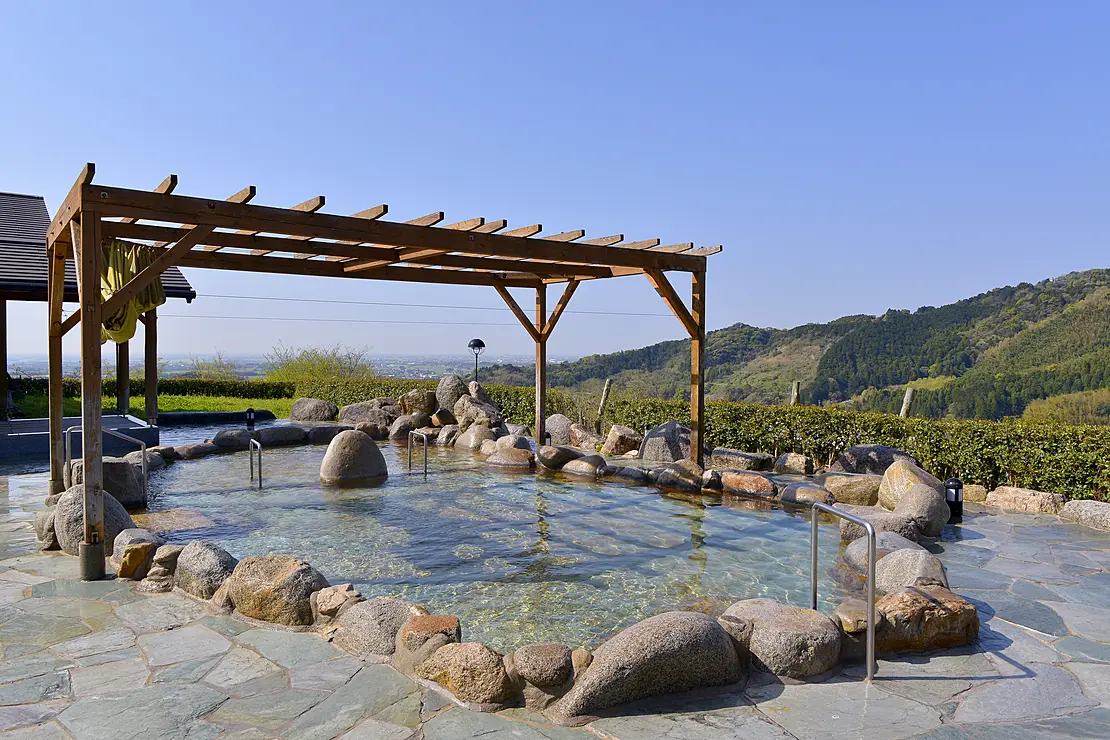 男湯からは脊振山系、女湯からは佐賀平野が一望でき、特に露天風呂がおすすめの温泉です。