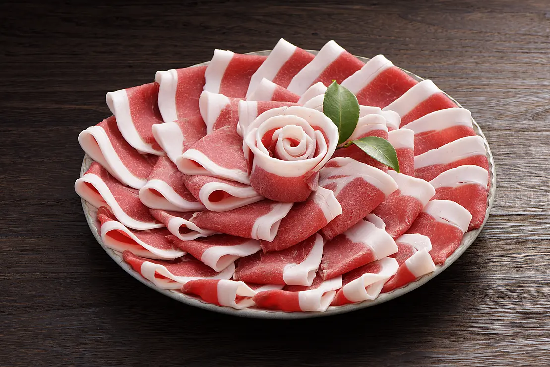 天然旨しし肉　脊振ジビエは、脊振山系の豊かな自然の中、駆け回った猪を加工センターで適切に処理した安全安心な天然猪肉です。道の駅吉野ヶ里、山茶花の湯などで購入する事ができます。