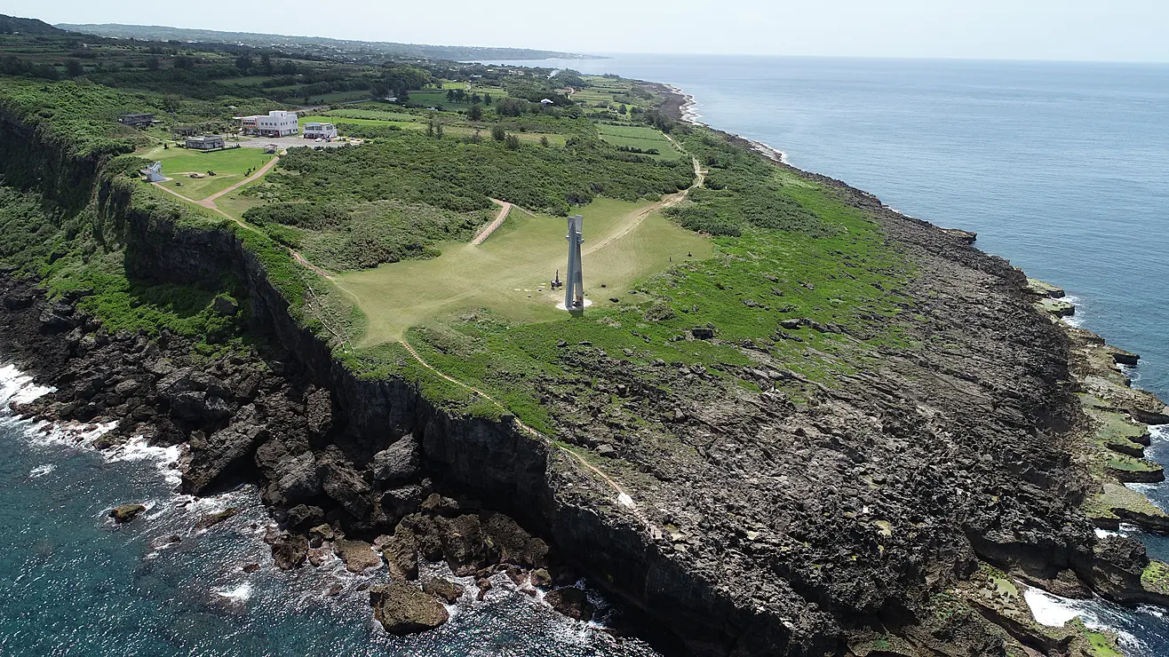 岬の突端には戦艦大和を旗艦とする艦隊戦士慰霊塔が建っており、芝生の緑と海の青が美しい景観が広がっています。
