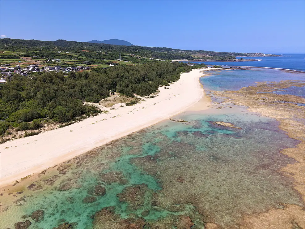幅約50mのサンゴの砂浜が約2kmにわたって続いており、アダンの群生やモクマオウの林も見られます。