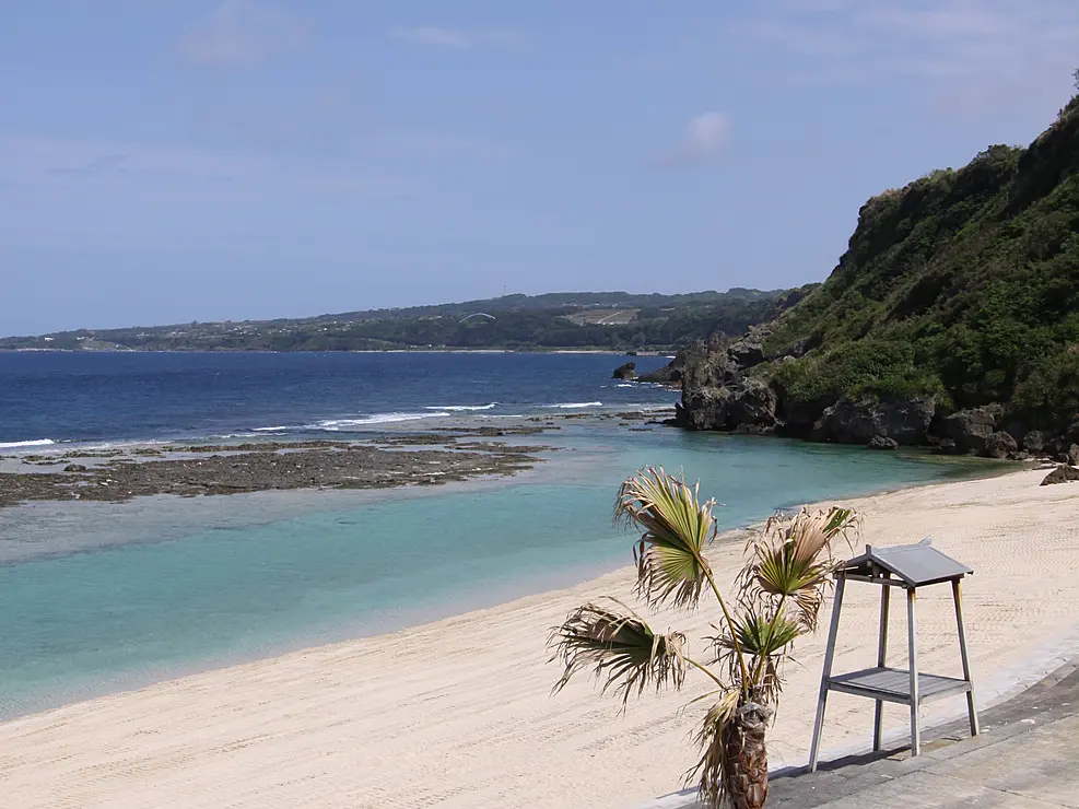 青い海と白い砂浜が広がる瀬田海海浜公園の全景