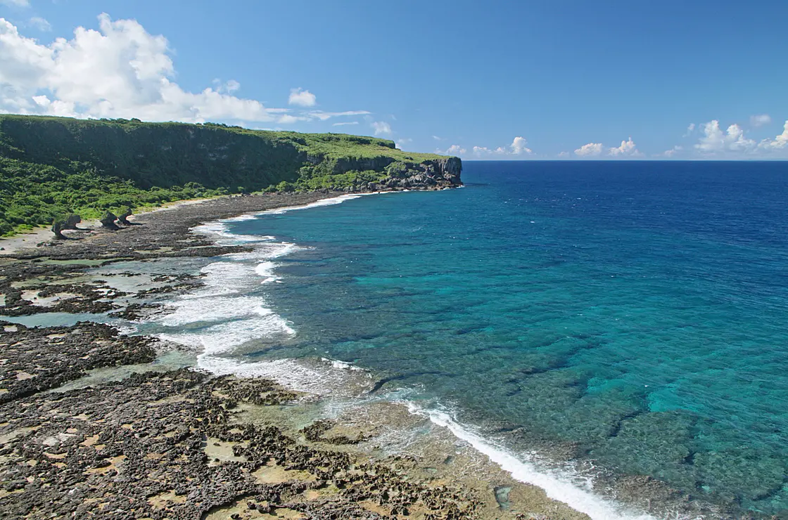東シナ海に面した隆起サンゴ礁の海岸線にある湾内の風景
