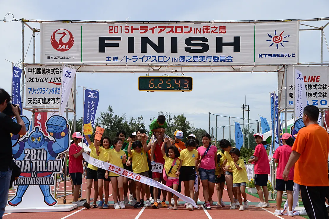 トライアスロンIN徳之島でのスタートを切る人々