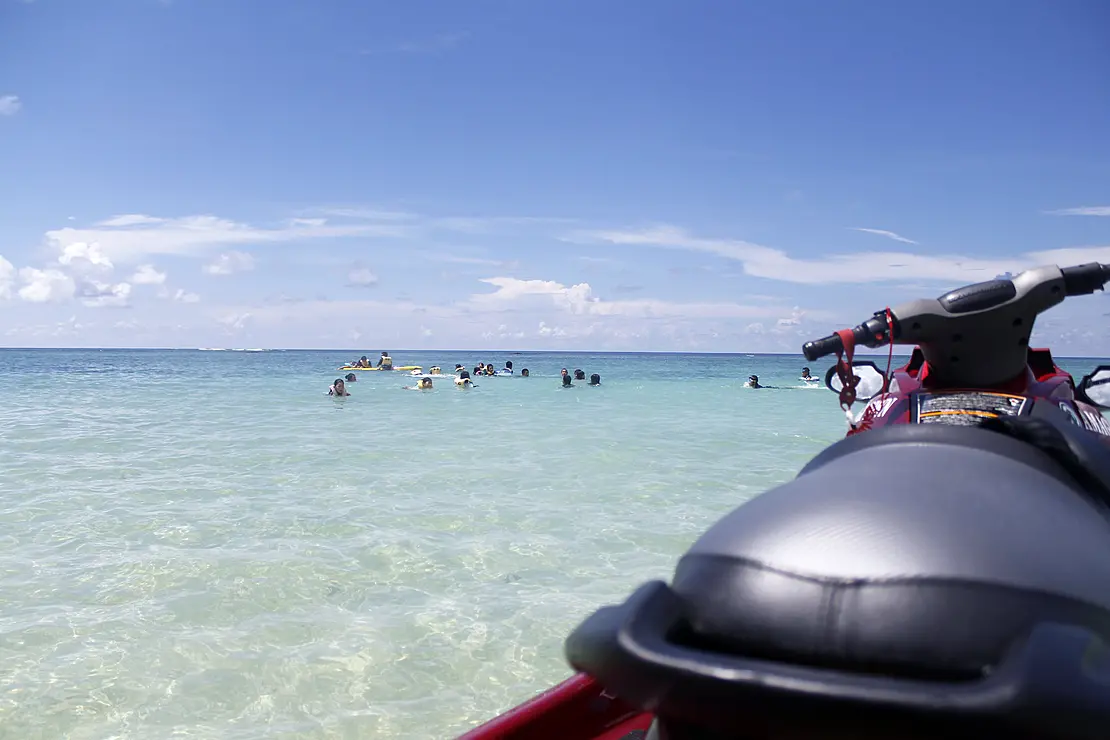 エメラルドグリーンの海が広がる与名間ビーチ