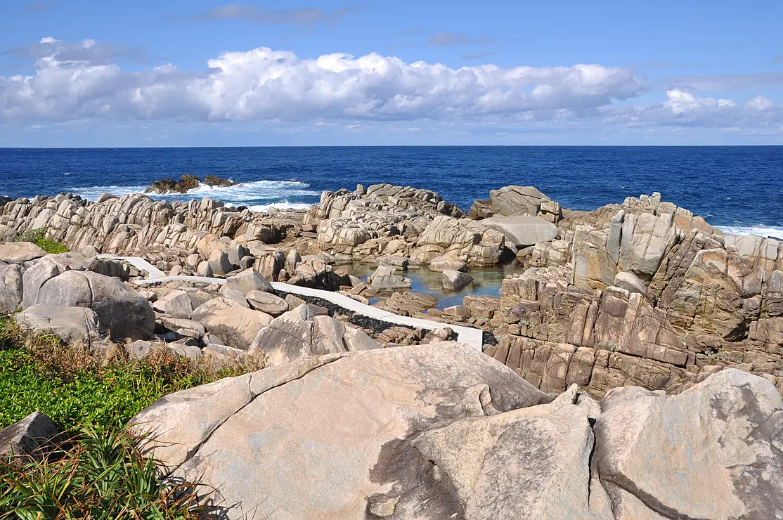 花こう岩の巨岩が海岸一面に広がるムシロ瀬の景観