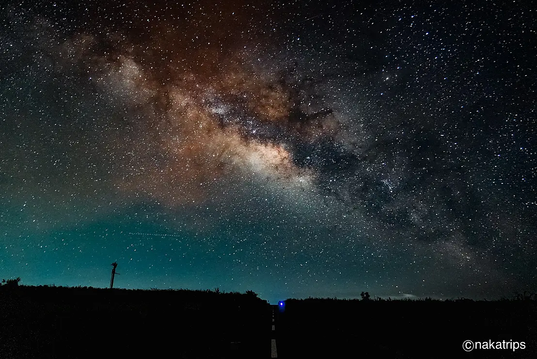 サトウキビ畑の道の上空に広がる美しい天の川