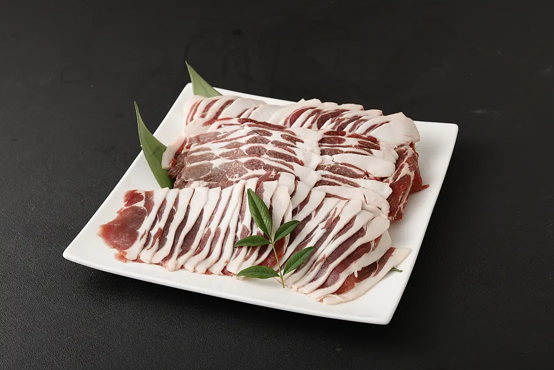 スライスされた新鮮なイノシシ肉