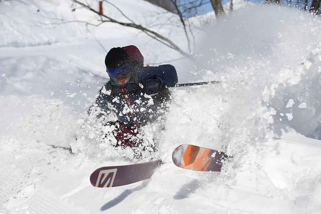 スキーを楽しむ男性