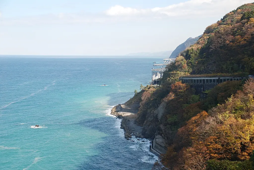 断崖絶壁と日本海