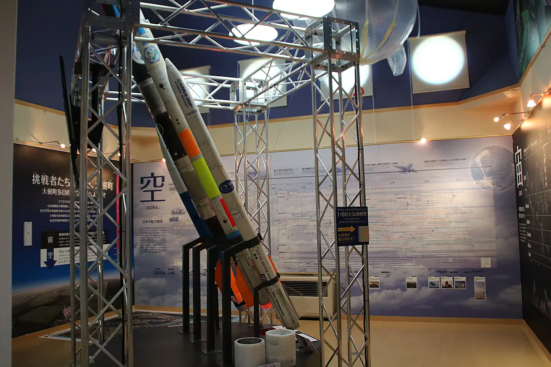 小型ロケットの実物が展示された部屋