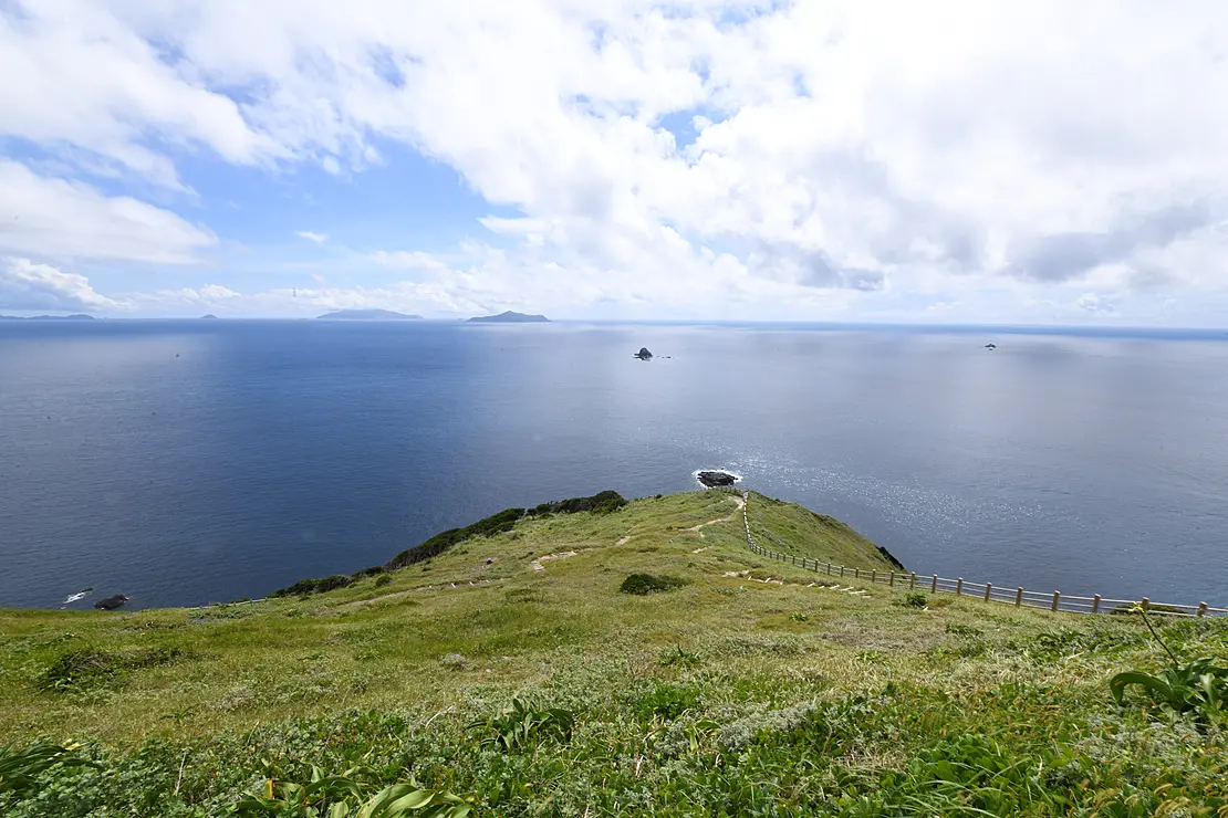 高茂岬の先に海が広がっている