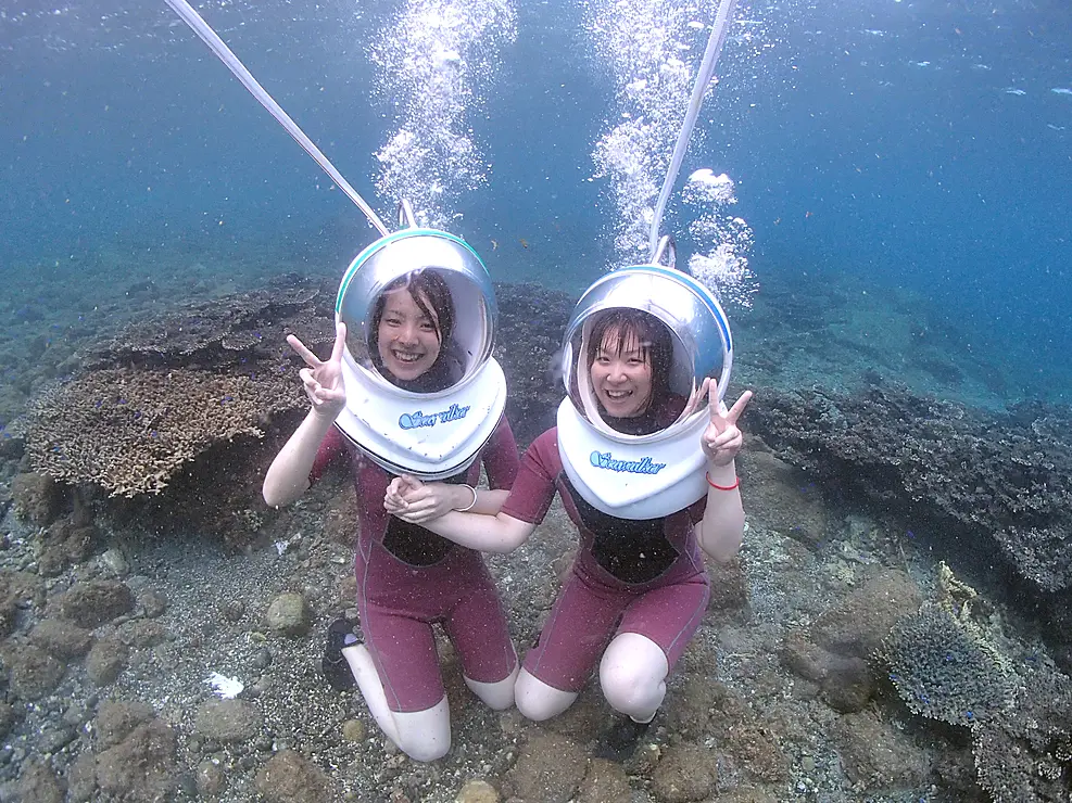 若い女性2人がシーウォーカーをたのしんでいる　