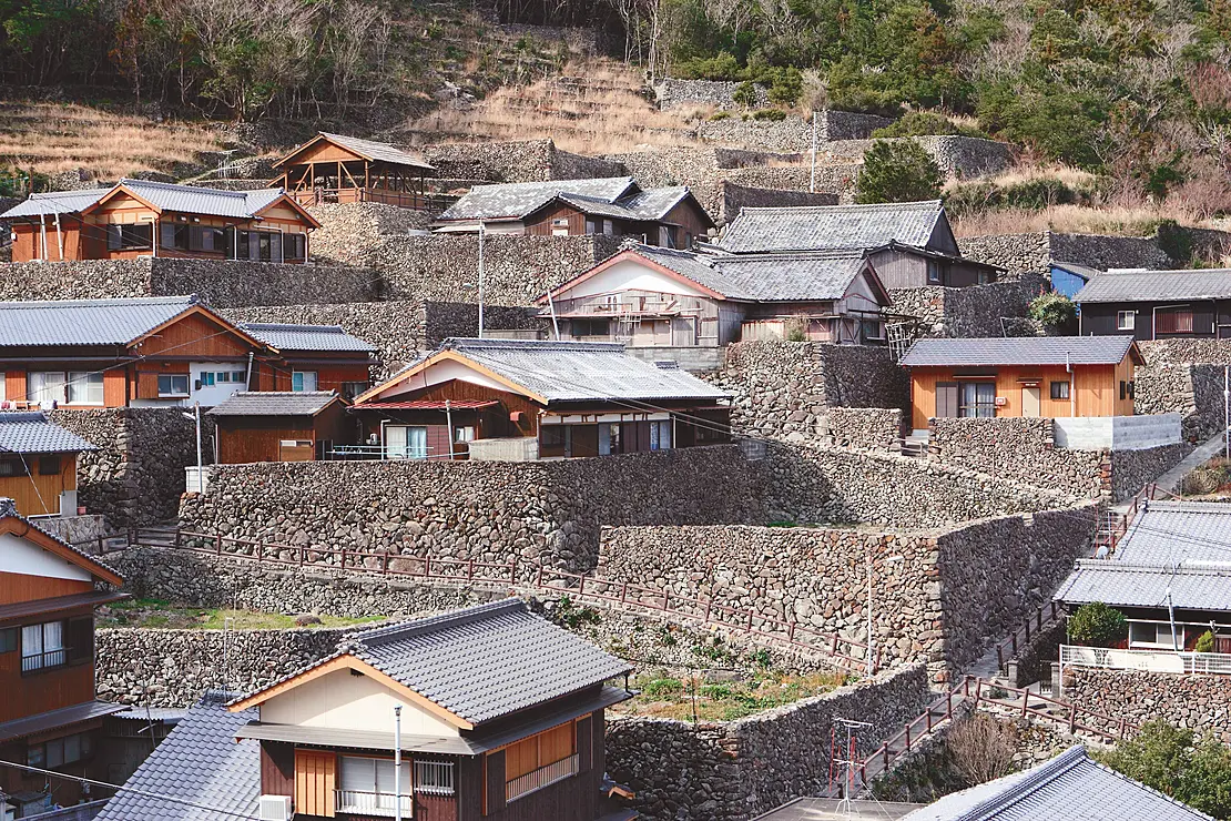 きれいに整えられた石垣に家々が建ち並んでいる