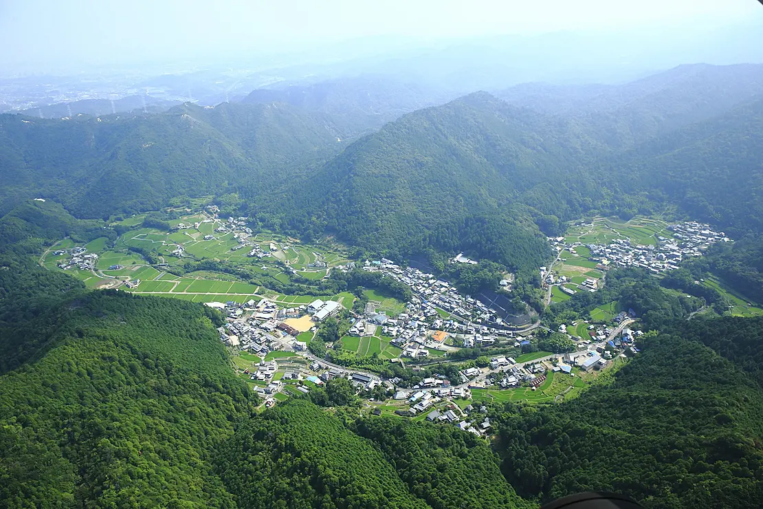 日根荘の山間にある集落の風景