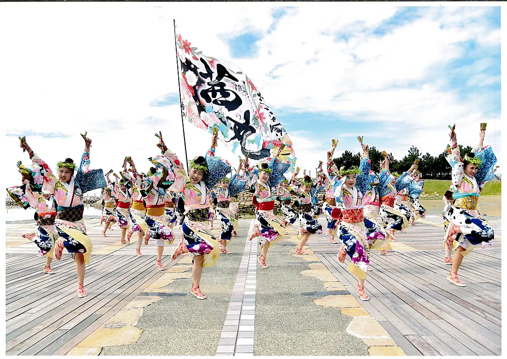 泉州YOSAKOIゑぇじゃないか祭りで踊る人々の様子