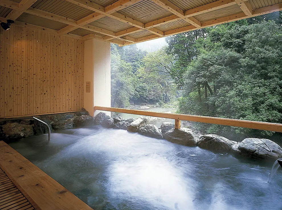 木々に囲まれ、渓流沿いにある露天風呂