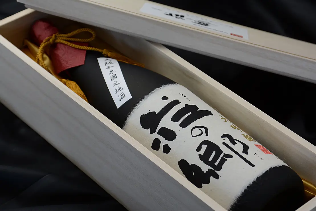 木箱に収められた日本酒の瓶