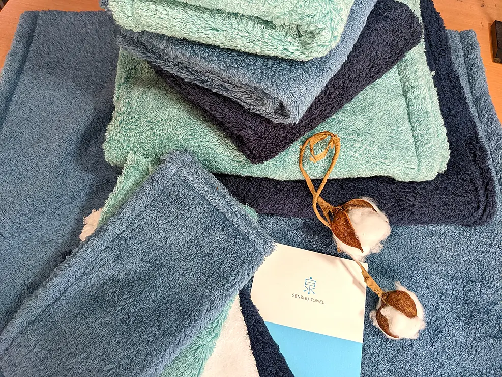 格子柄の折りたたまれたタオルやハンカチ