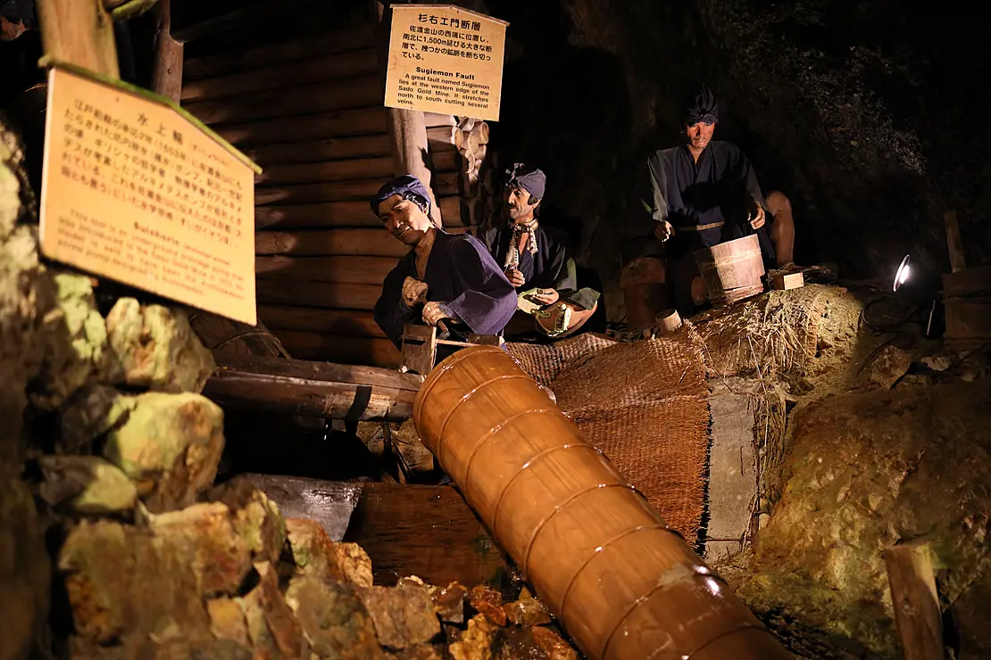 金山で採掘する人々