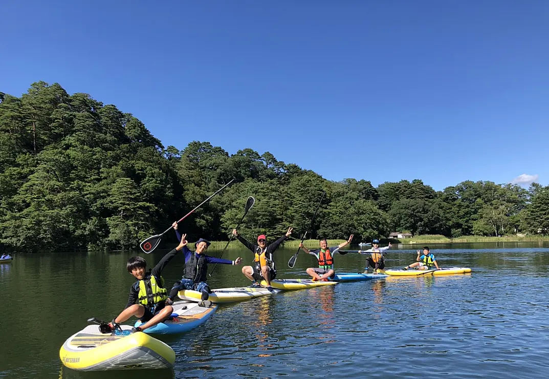 SUPを楽しむ子どもたち