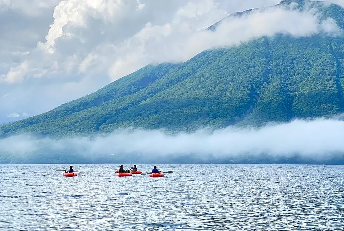 中禅寺湖でカヤックを楽しむ様子