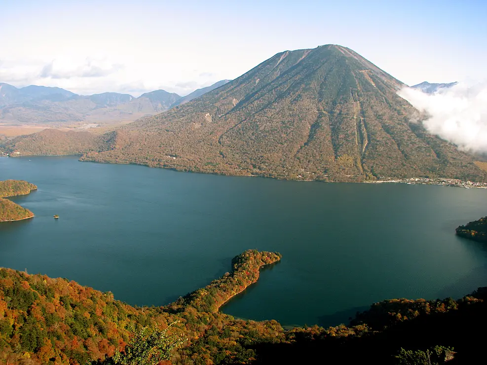 中禅寺湖と男体山