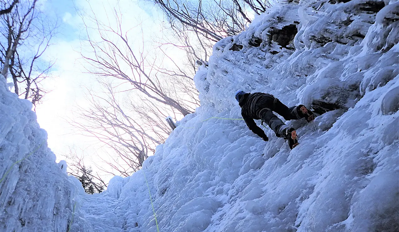 凍った滝を登る様子