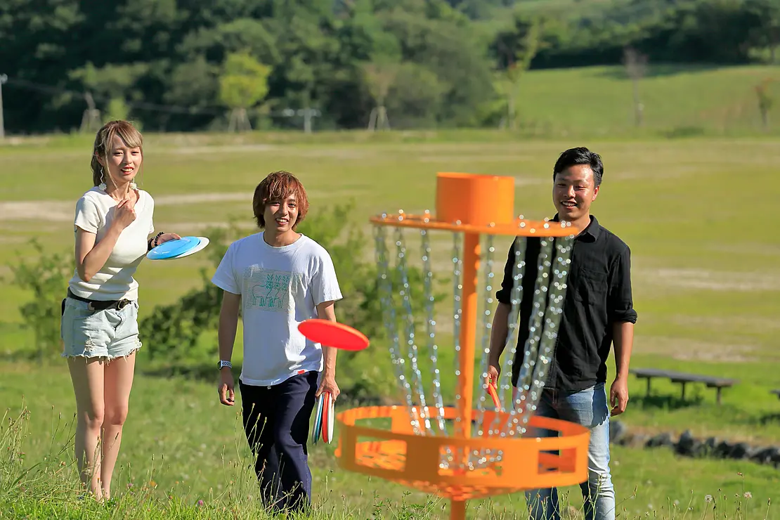 ディスクゴルフを楽しむ人々