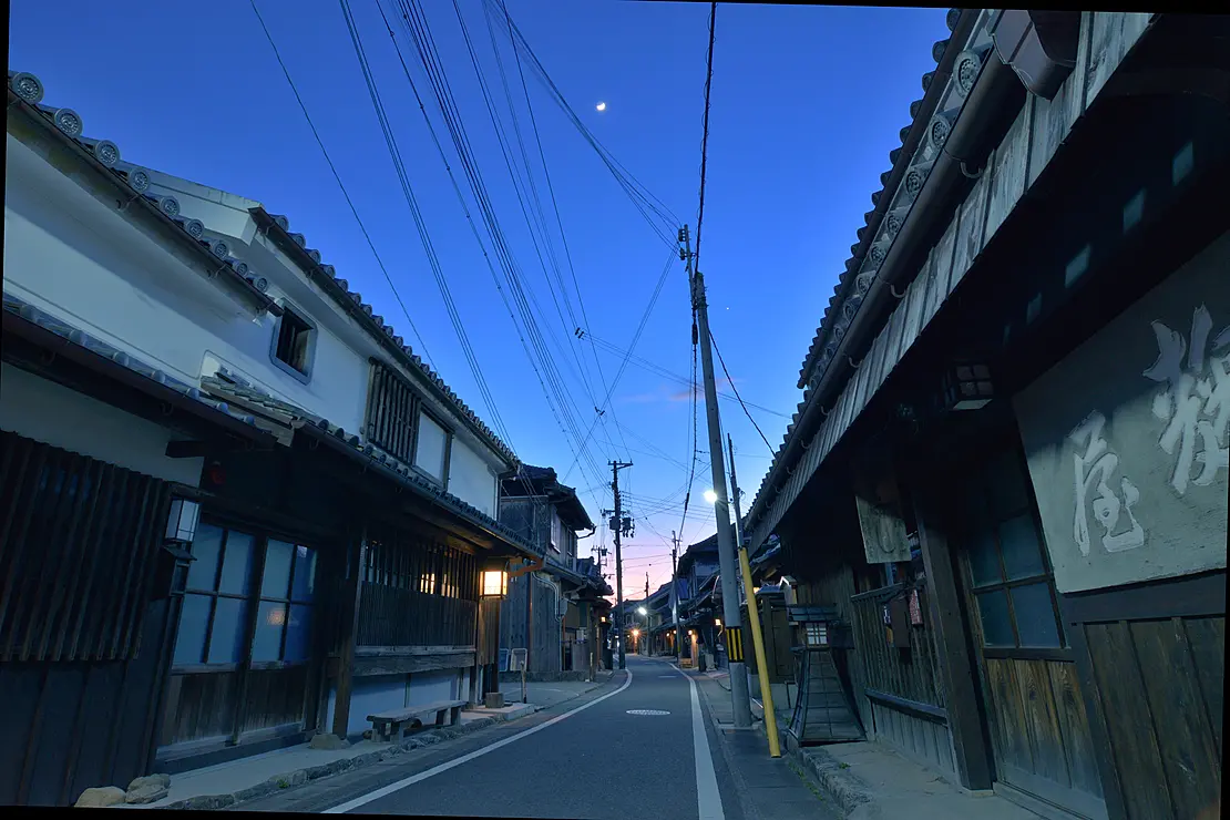 夕暮れ時の、伝統的建物が並ぶ通り