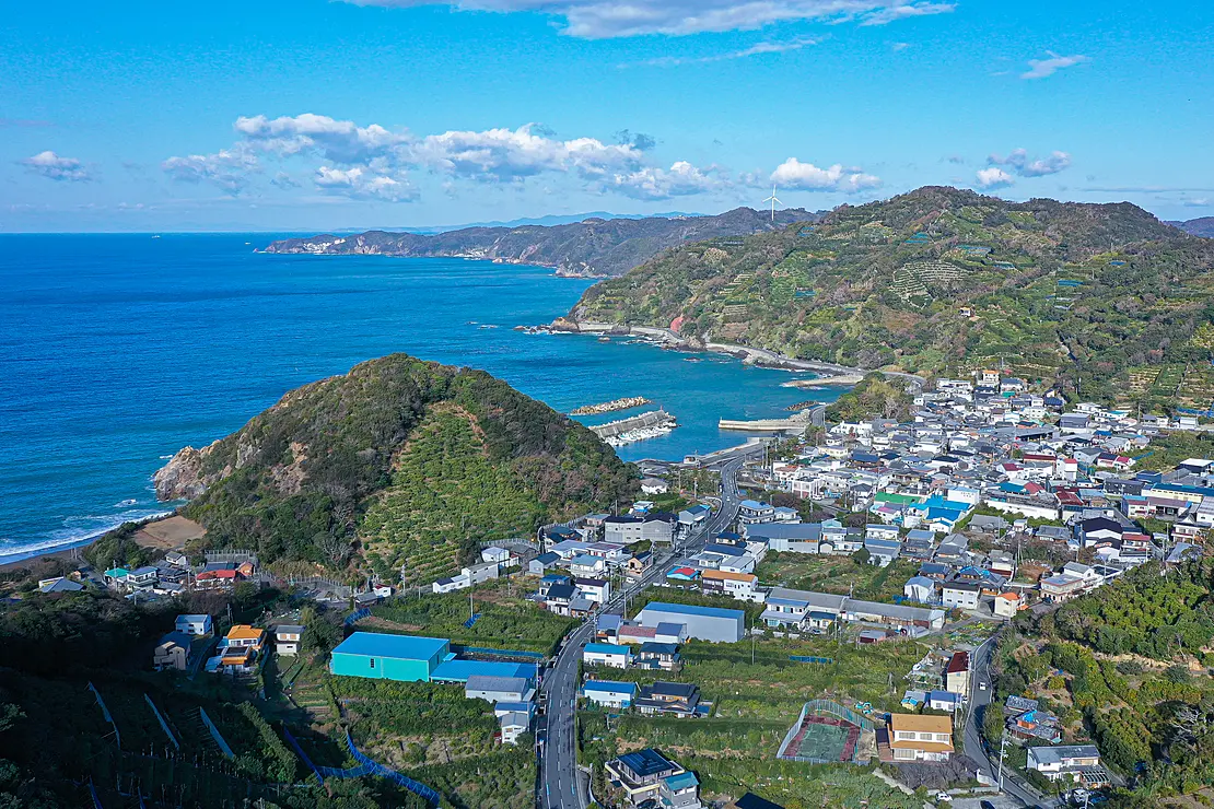 入り組んだ海岸線と小高い山に囲まれた町