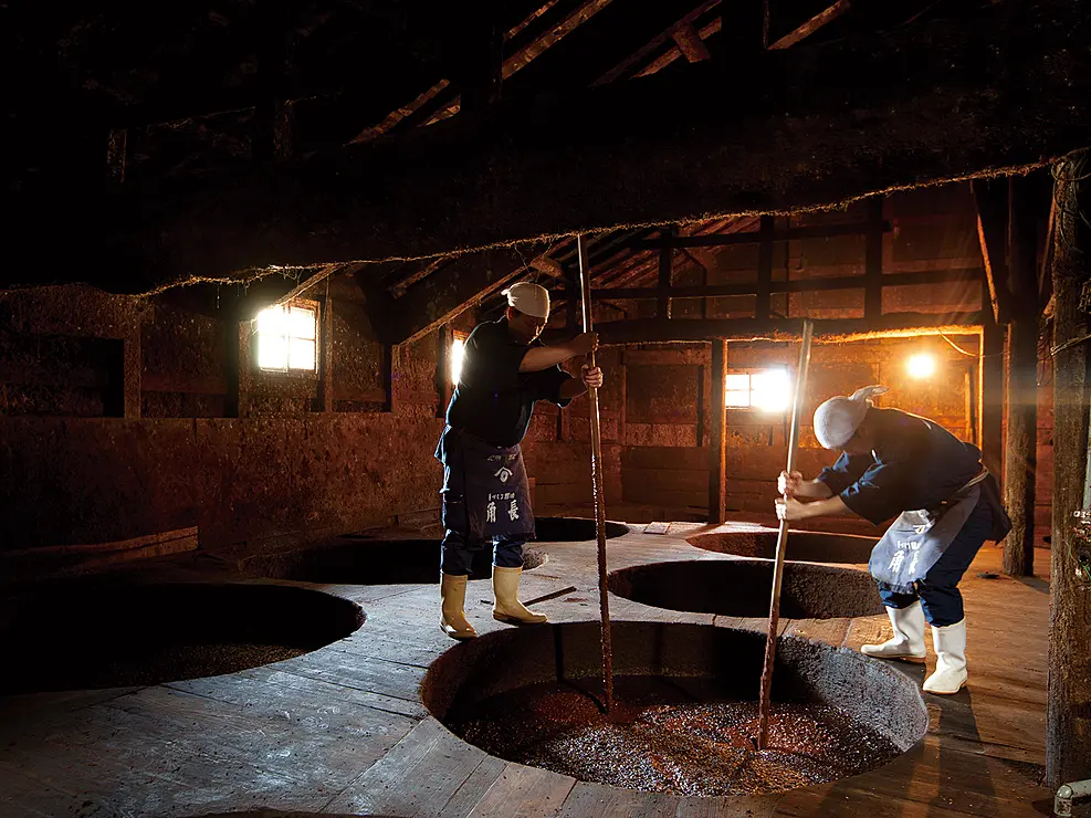 伝統的な醤油蔵での仕込みの様子