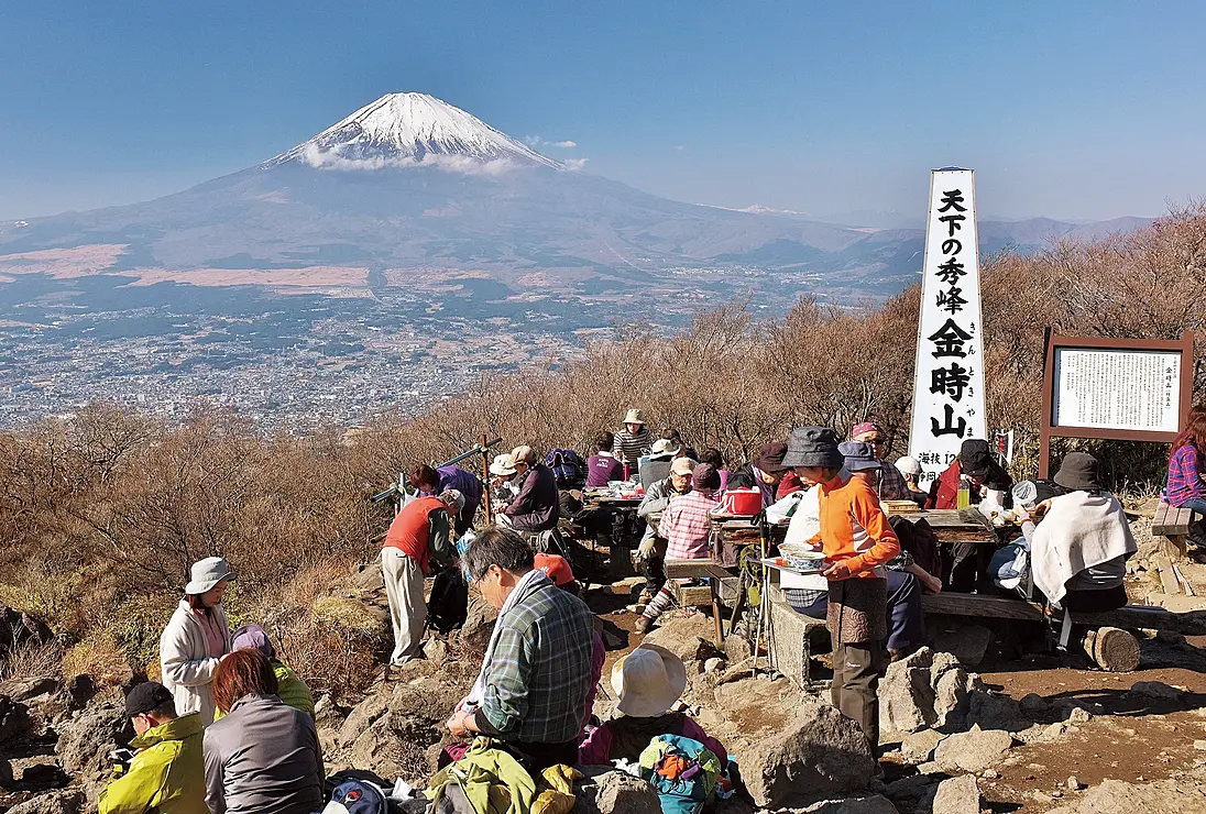 多くの登山客で賑わう金時山山頂