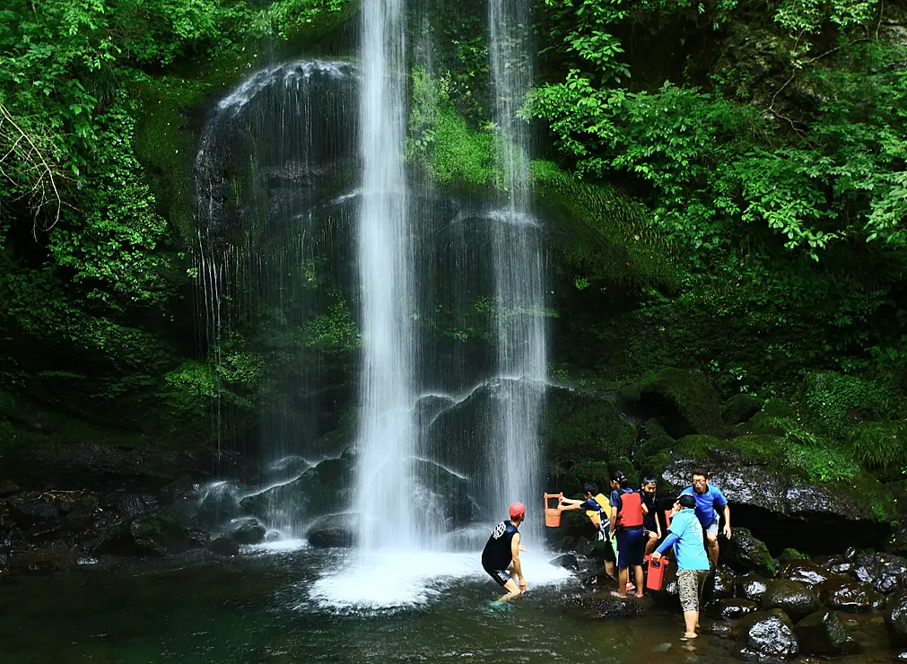 滝で遊ぶ人々