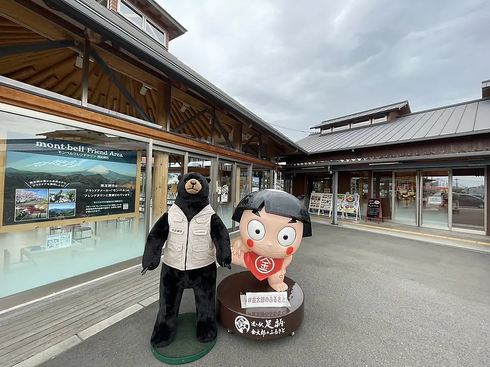 道の駅の前に設置されたモンタベアとよいしょ君の像