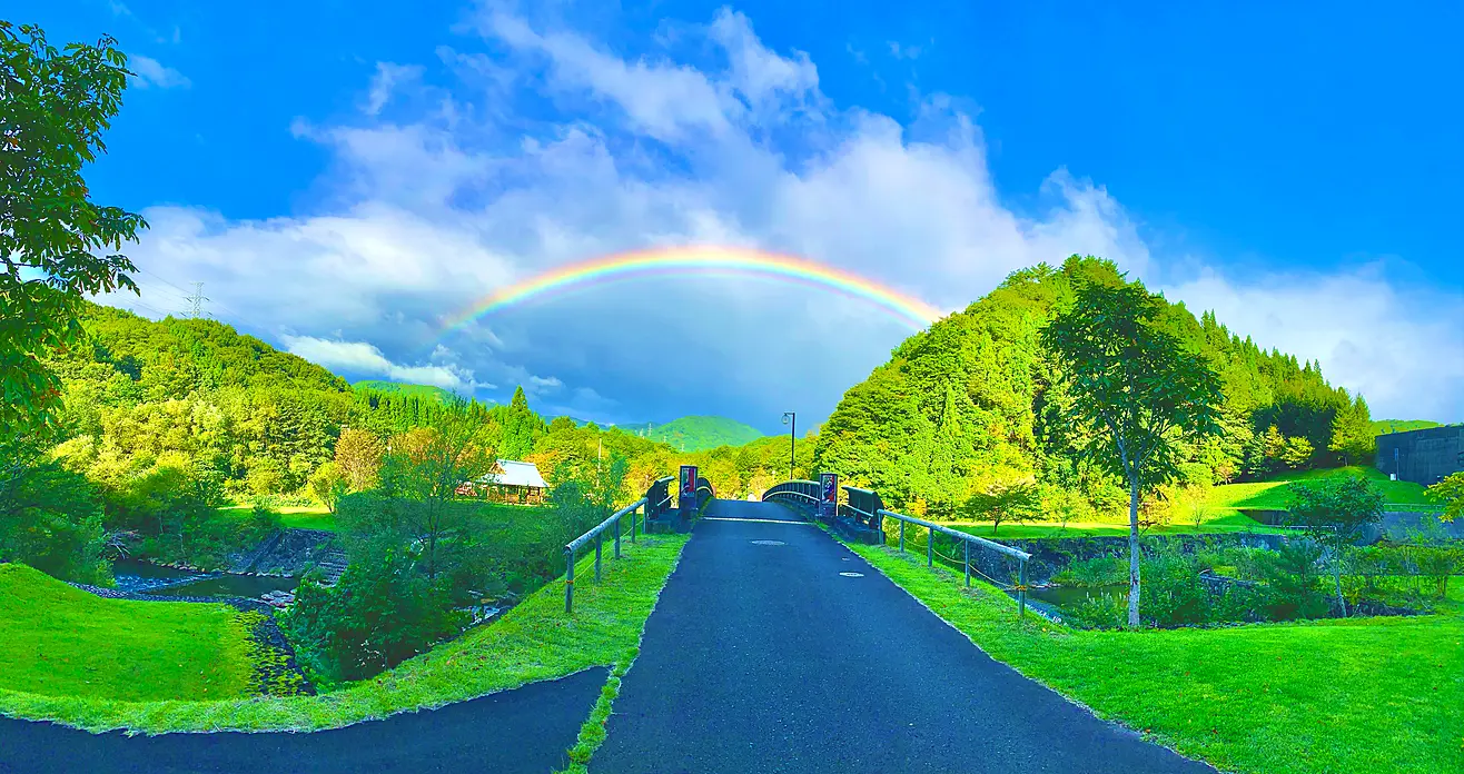 里山の風景にかかる虹