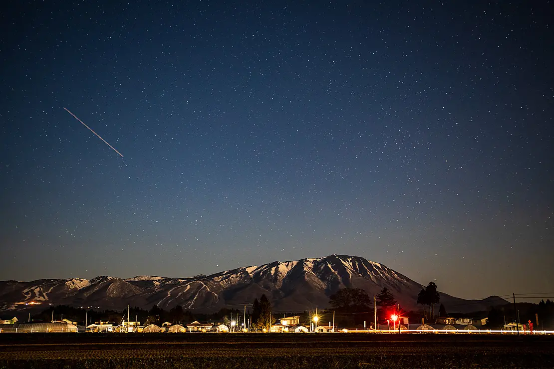 夜空の下にそびえる山