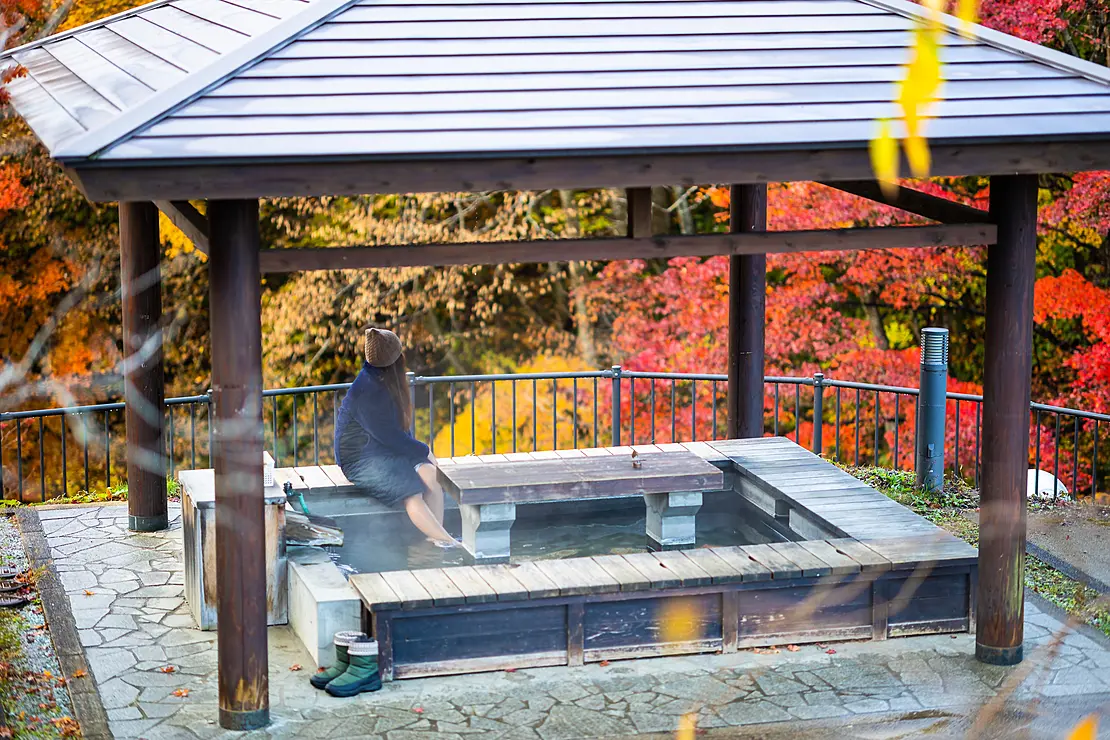 足湯に浸かる女性